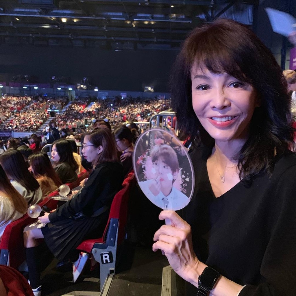 鄭裕玲追韓國天團BTS亦追到出晒名，2019年BTS在港開騷，她還帶陸永囡囡一齊捧場。